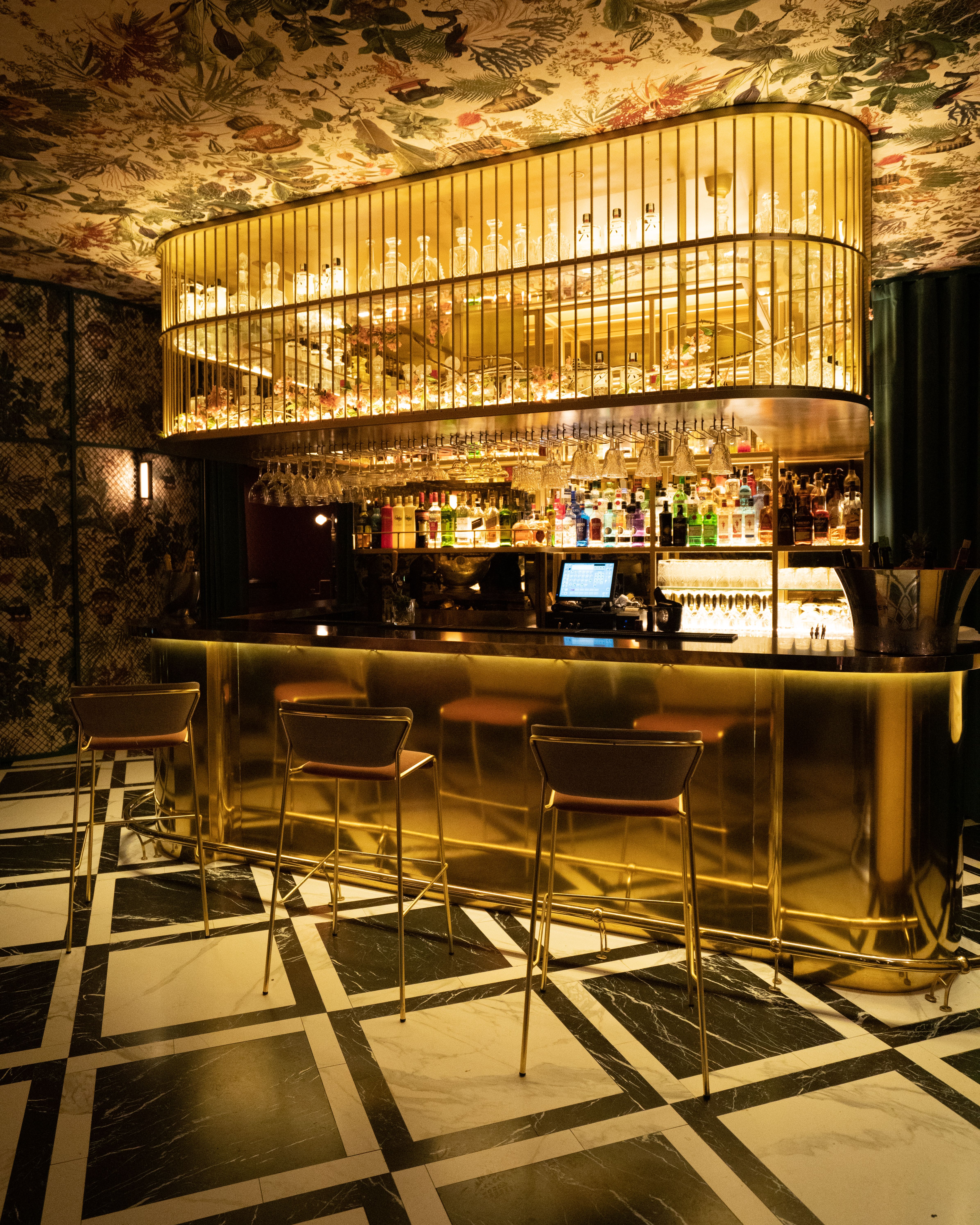Clubs & Lounges